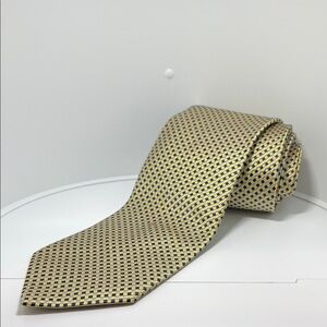 Brooks Brothers 346 silk ties are classic men's accessories made of 100% silk
